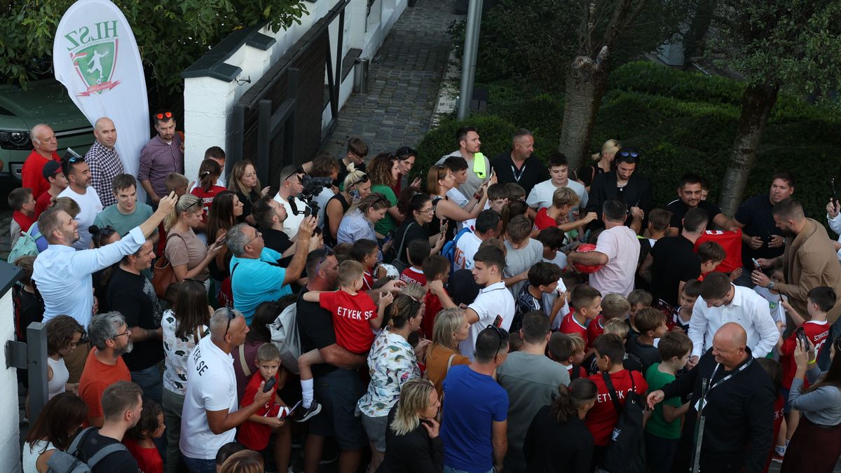 Hatalmas tömeg fogadta a HLSZ gálára érkező játékosokat, természetesen Szoboszlai Dominik volt a a legnagyobb sztár, senki nem maradt aláírás nélkül