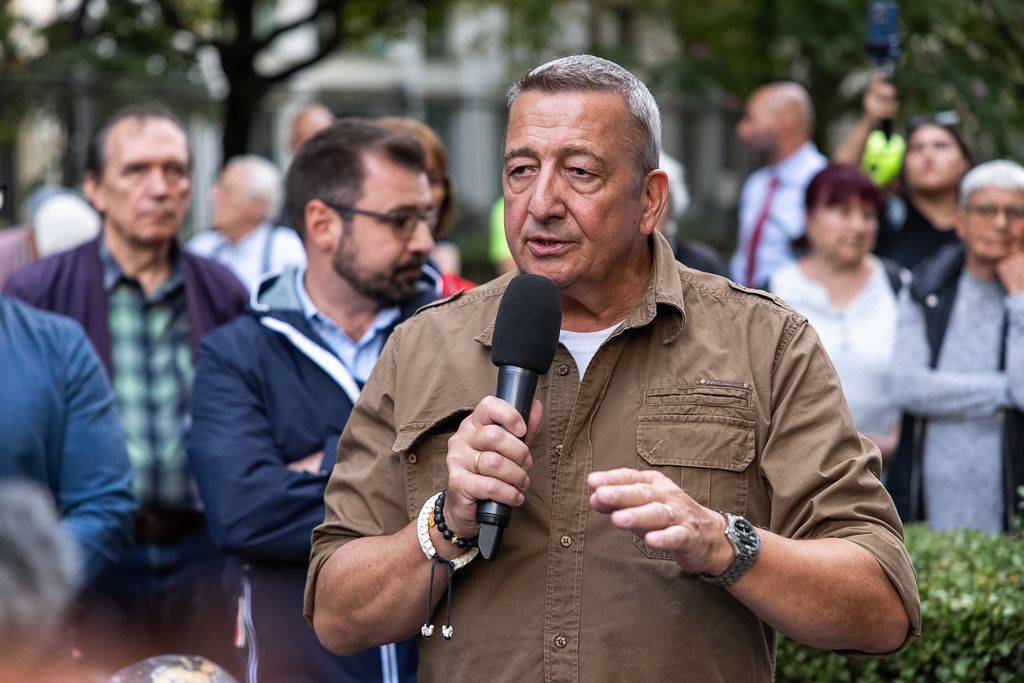 Bayer Zsolt csendes, méltóságteljes gyertyagyújtásra hív minden jóérzésű embert szeptember 18-án, csütörtökön este hat órára a budapesti Szabadság térre, az Egyesült Államok nagykövetsége elé. 
Charlie Kirk megemlékezés