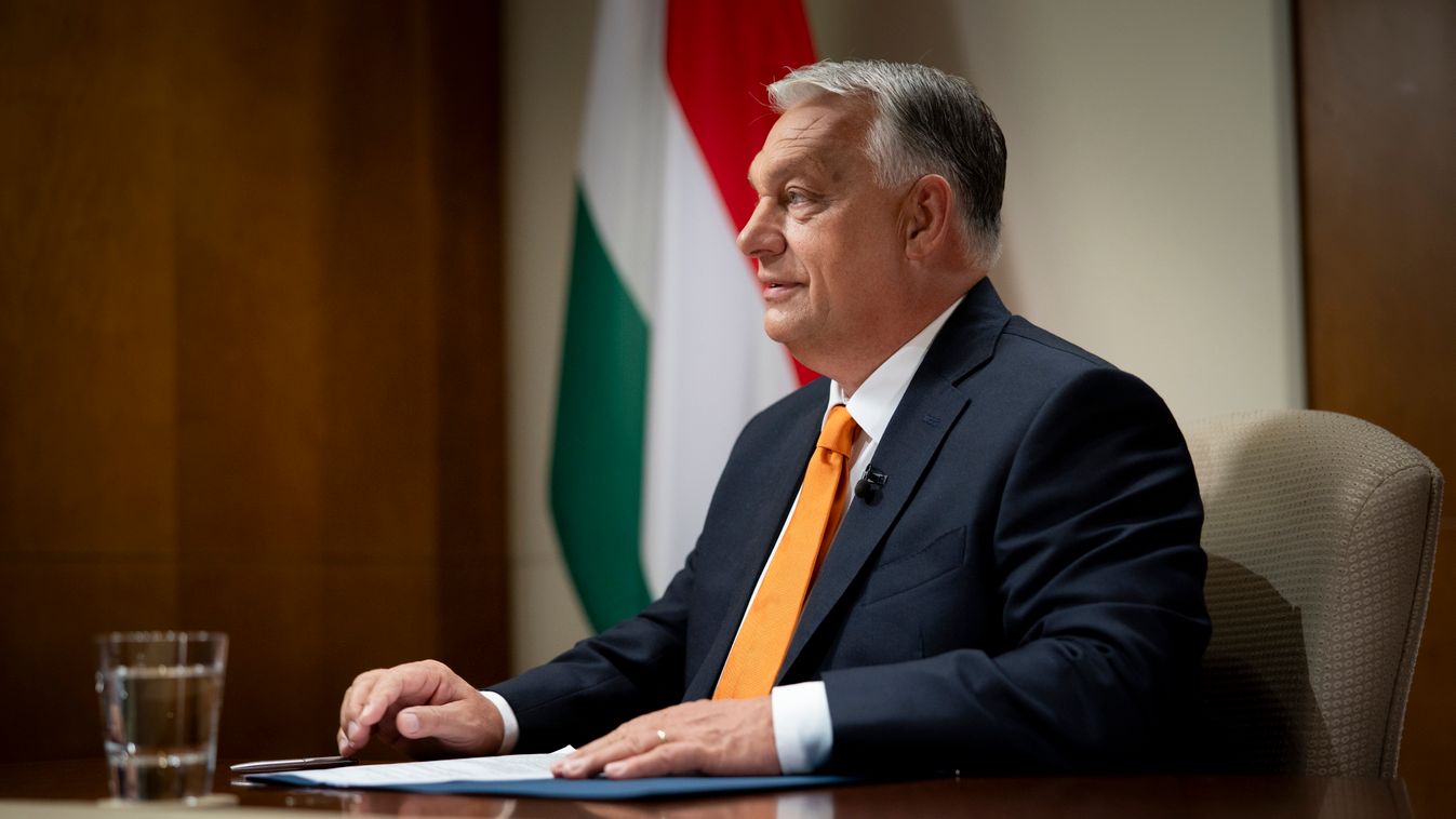 A Miniszterelnöki Kommunikációs Főosztály által közreadott képen Orbán Viktor miniszterelnök interjút ad a Kossuth Rádió Jó reggelt, Magyarország! című műsorában a közmédia kihelyezett stúdiójában Abu-Dzabiban 2025. szeptember 12-én (Fotó: MTI/Miniszterel