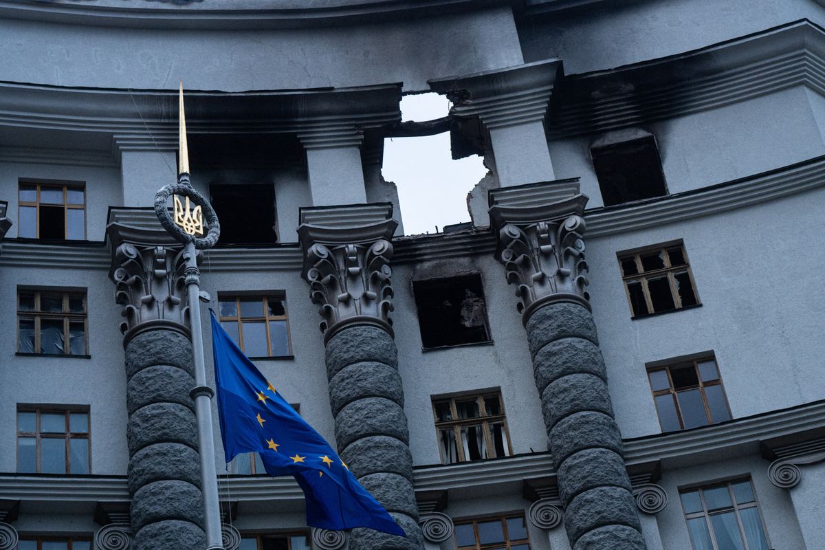 Kijev központjában dróntámadás érte a kormányépületet. A Miniszteri Kabinet lángokba borult, civilek is életüket vesztették a támadásban.