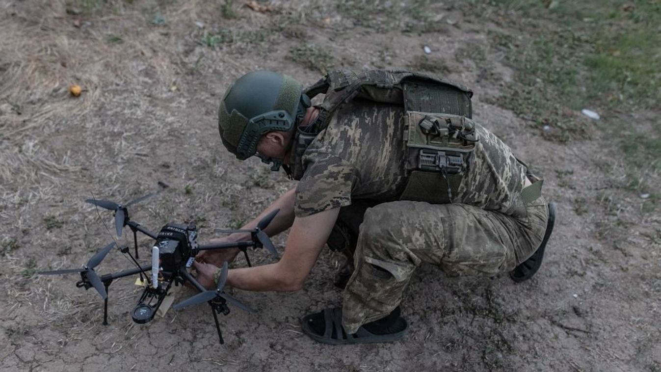 Ukrán katona készít elő egy támadódrónt indulásra