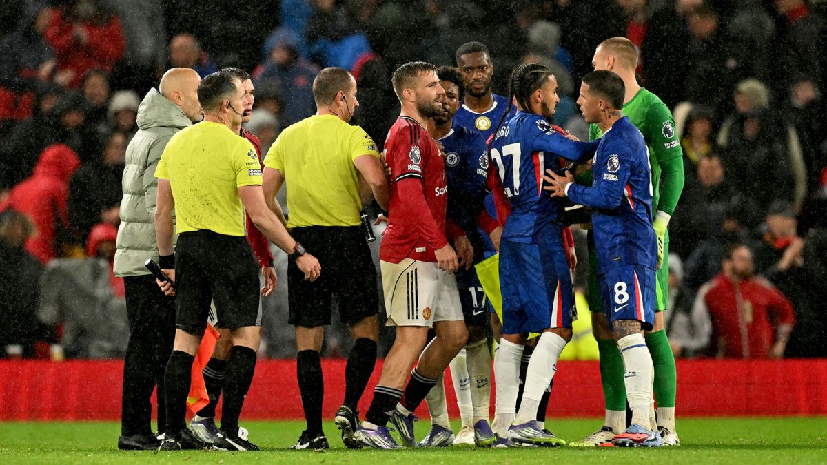 A pápa sem szólhatott közbe: sosem látott meccs és két kiállítás az MU és a Chelsea rangadóján