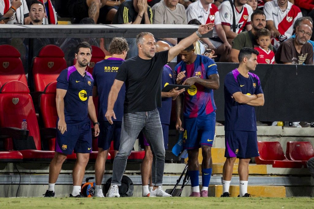 Hansi Flick próbaidő alá került az UEFA-nál, de ott lehet a Barcelona első BL-meccsén