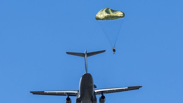 katonai hadgyakorlat

Hajmáskér, 2025. szeptember 12.

A Magyar Honvédség Különleges Műveleti Parancsnokságának katonái ejtőernyős ugrást hajtanak végre egy KC-390 katonai szállító repülőgépből az Adaptive Hussars 2025 gyakorlat keretében, Hajmáskér közel