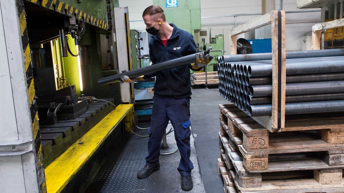 béremelés,Győr, 2021. március 19.Egy munkás a présgépnél dolgozik a Pannon Tools Kft. győri üzemében 2021. március 19-én. A mintegy hetven embert foglalkoztató, szerszámokat és alkatrészeket gyártó Pannon Tools Kft. 125 millió forintos kapacitásnövelő beruházását a kormány 41 millió forinttal támogatja.MTI/Krizsán Csaba