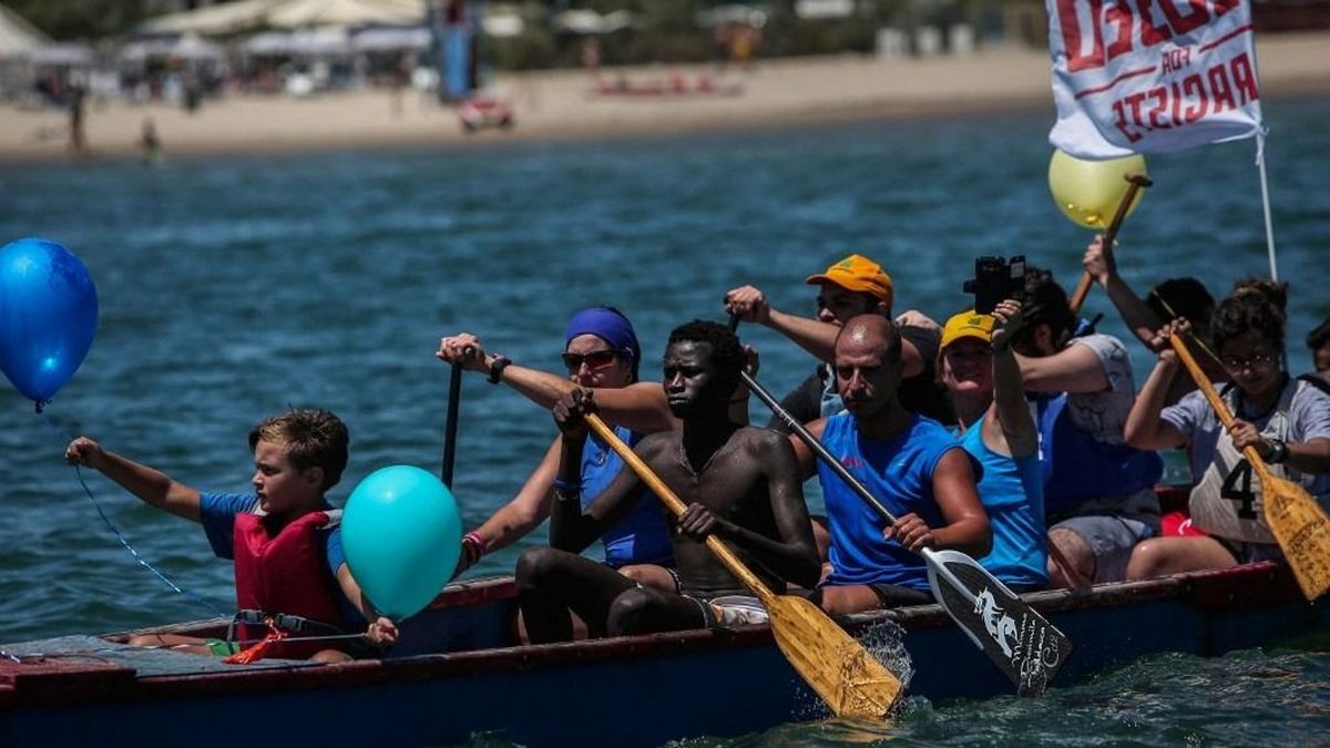 Aktivisták és migránsok Catania kikötője közelében