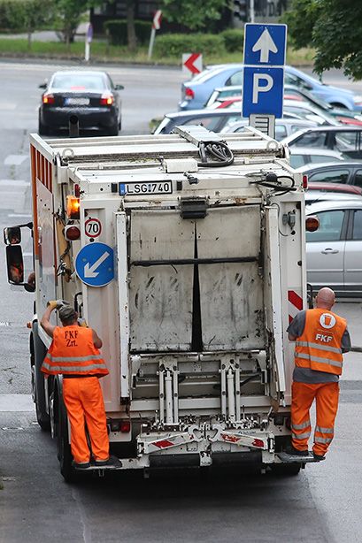 20160630 A Józsefvárosi  Balázs Béla utcában elhalad egy FKF szemétszállító autó. kukásautó szemétszállítás hulladék kommunális szolgáltató   kuka szemét ferencvárosi, GVH