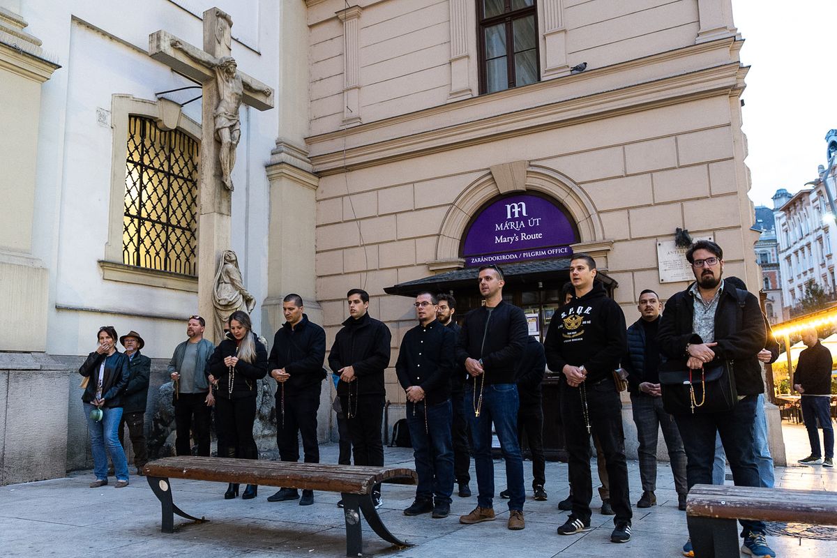 Imával védték a templomot, Hadházyék tüntetésétől