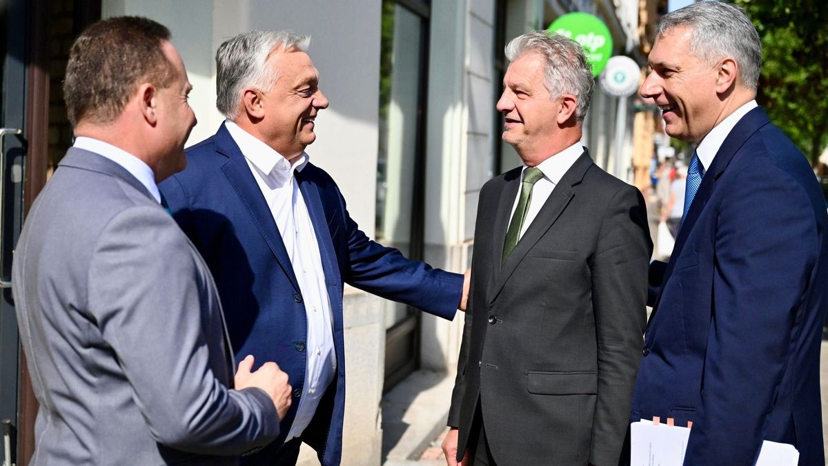 Egy gyors kávé és néhány fotó még belefért Orbán Viktornak Békéscsabán