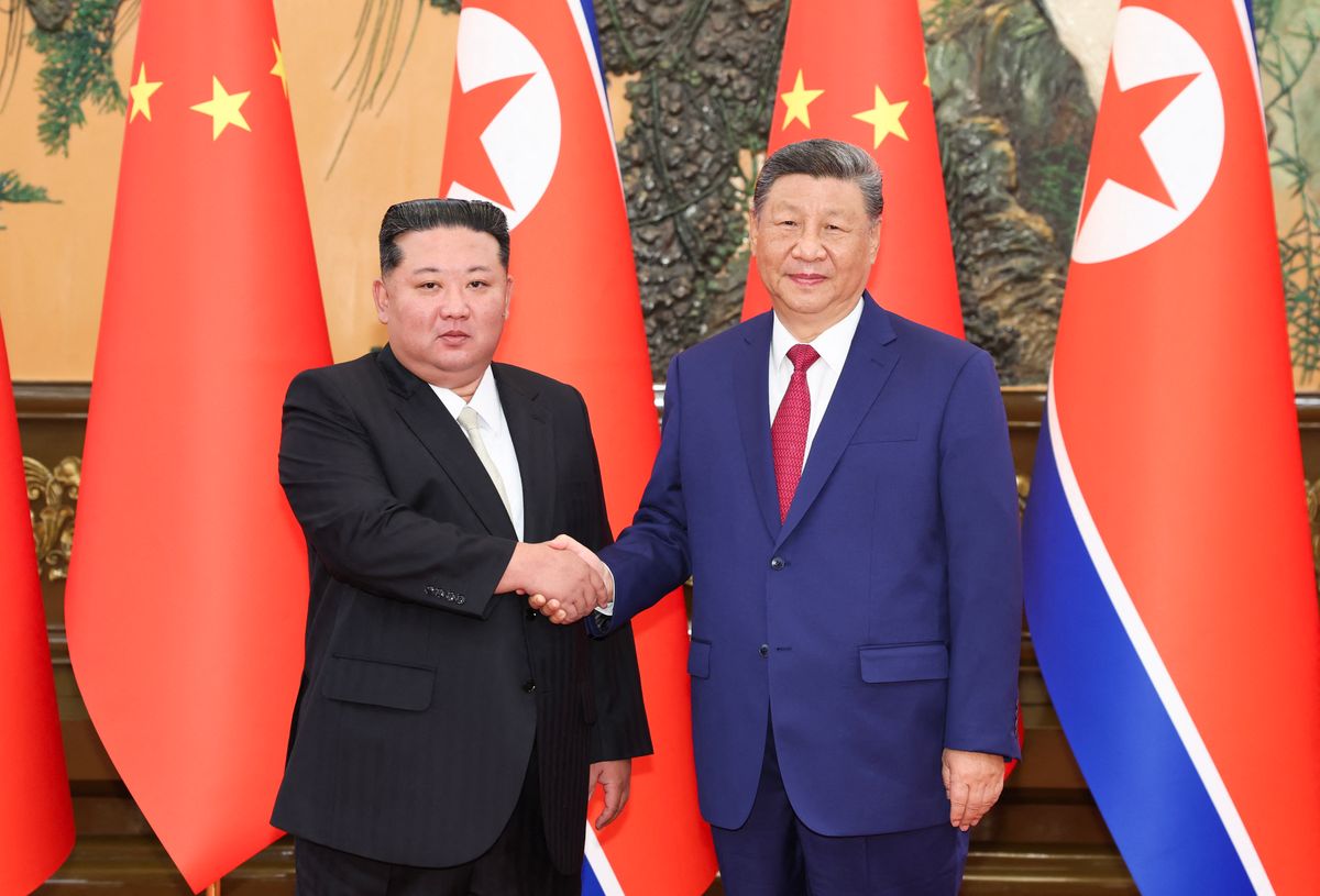 Biztosította Hszi Csin-ping kínai elnök Kim Dzsongun észak-koreai vezetőt csütörtökön Pekingben arról, hogy országa fenntartja, megszilárdítja és fejleszti kapcsolatait Észak-Koreával Fotó: AFP