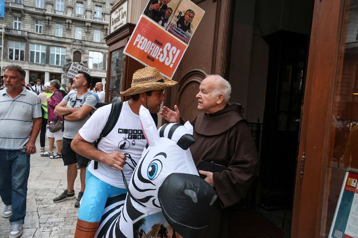 Hadházy Ákos tüntetője Pál atyát vegzálta (Fotó: Hatlaczki Balázs)