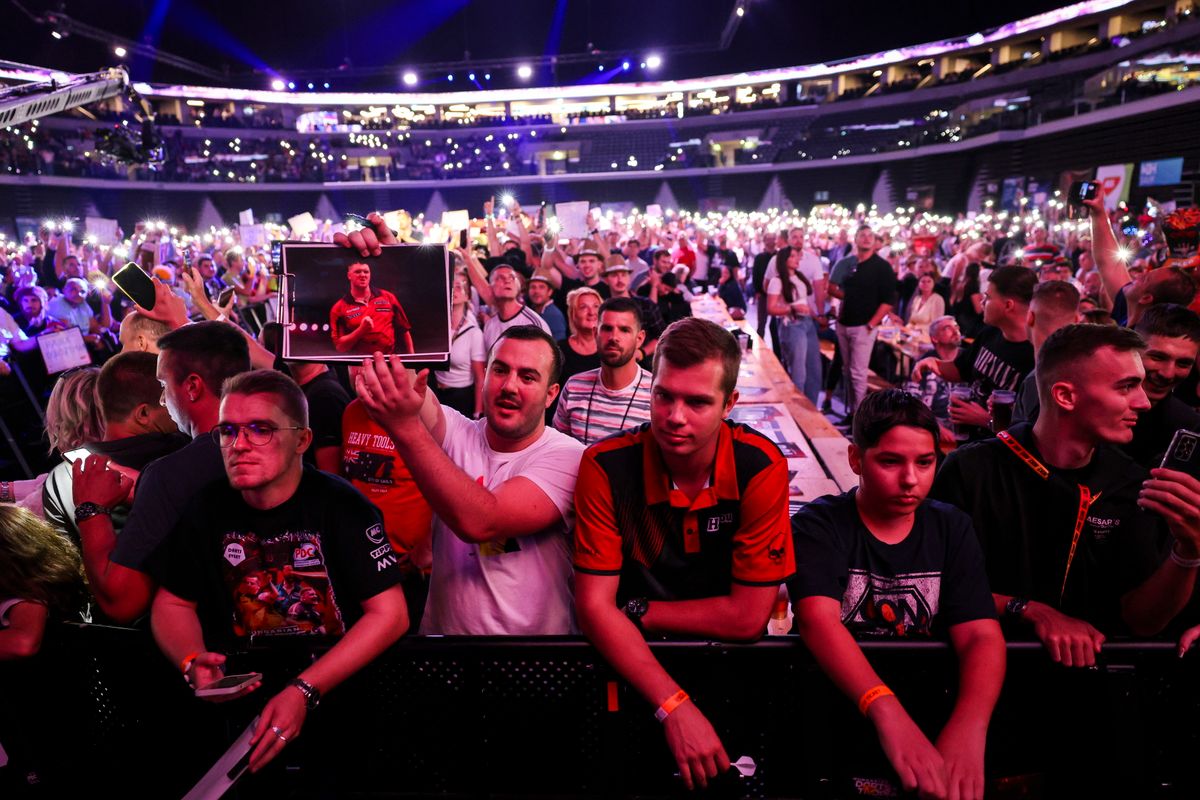 Szurkolók a Hungarian Darts Trophy 2024-es versenyén