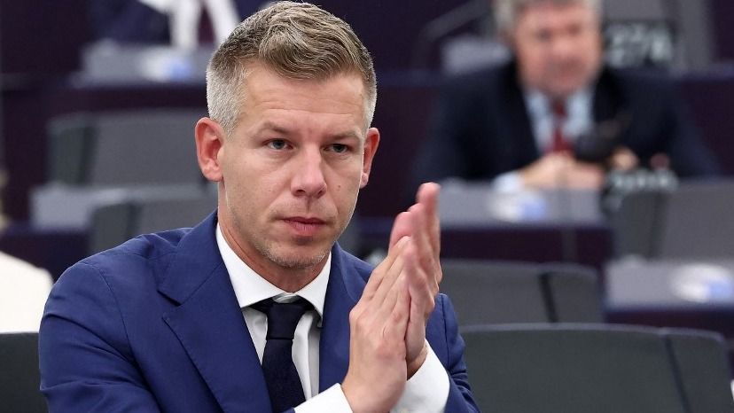 Magyar Péter tapsol