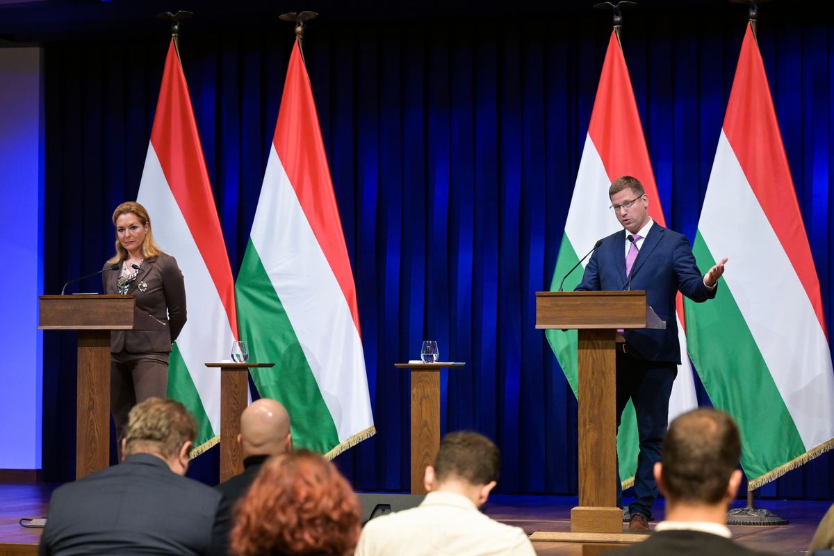 Budapest, 2025. szeptember 25.
Gulyás Gergely, a Miniszterelnökséget vezető miniszter és Vitályos Eszter kormányszóvivő a Kormányinfó sajtótájékoztatón a Karmelita kolostorban 2025. szeptember 25-én.
MTI/Bruzák Noémi