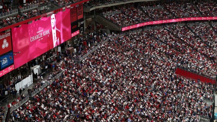 Charlie Kirk búcsúztatásának színpada az arizonai stadionban
