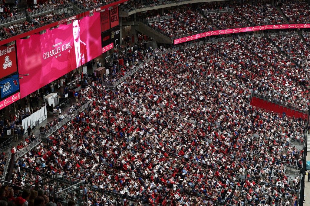 Charlie Kirk búcsúztatásának színpada az arizonai stadionban
