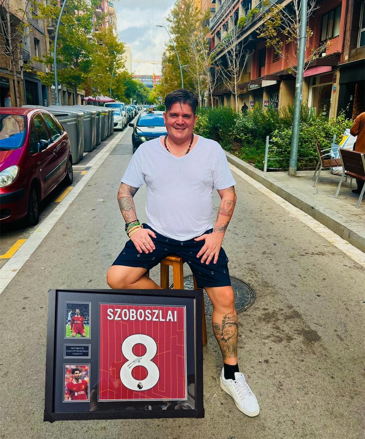 Büki Péter Szoboszlai Dominik Liverpool-mezével Barcelonában, a Camp Nou közelében