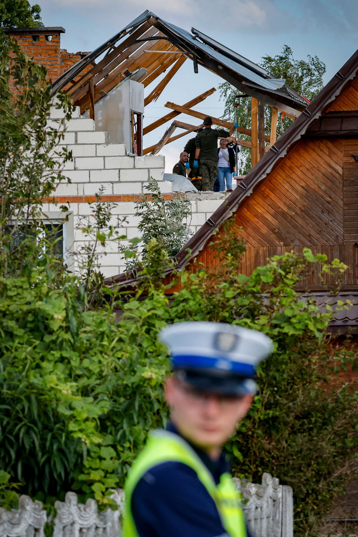 Lengyel házakat rongáltak meg orosz drónok, a roncsokat a rendőrség és a hadsereg vizsgálta. A NATO reagált, Berlin diplomáciai lépést tett, Orbán a háború közvetlenségére figyelmeztet.