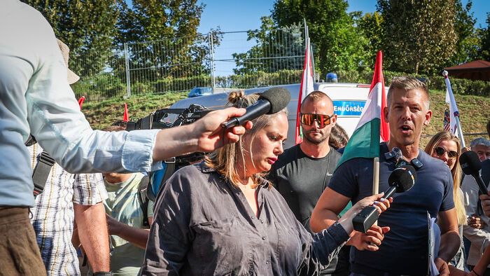 Magyar Péter és a rendőrsorfal Kötcse