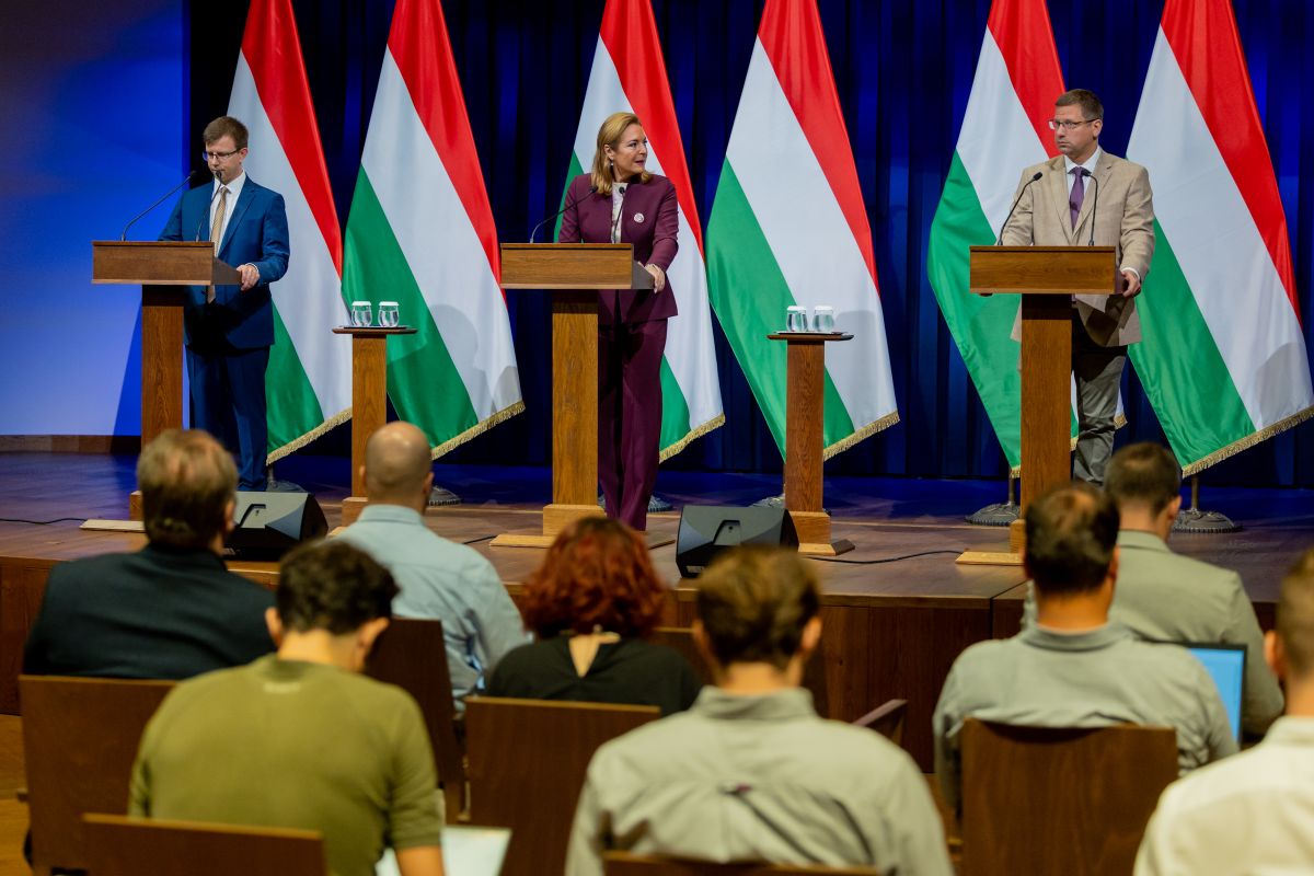 Kormányinfó

Gulyás Gergely, a Miniszterelnökséget vezető miniszter, Vitályos Eszter kormányszóvivő, Bóka János, az európai uniós ügyekért felelős miniszter (b)