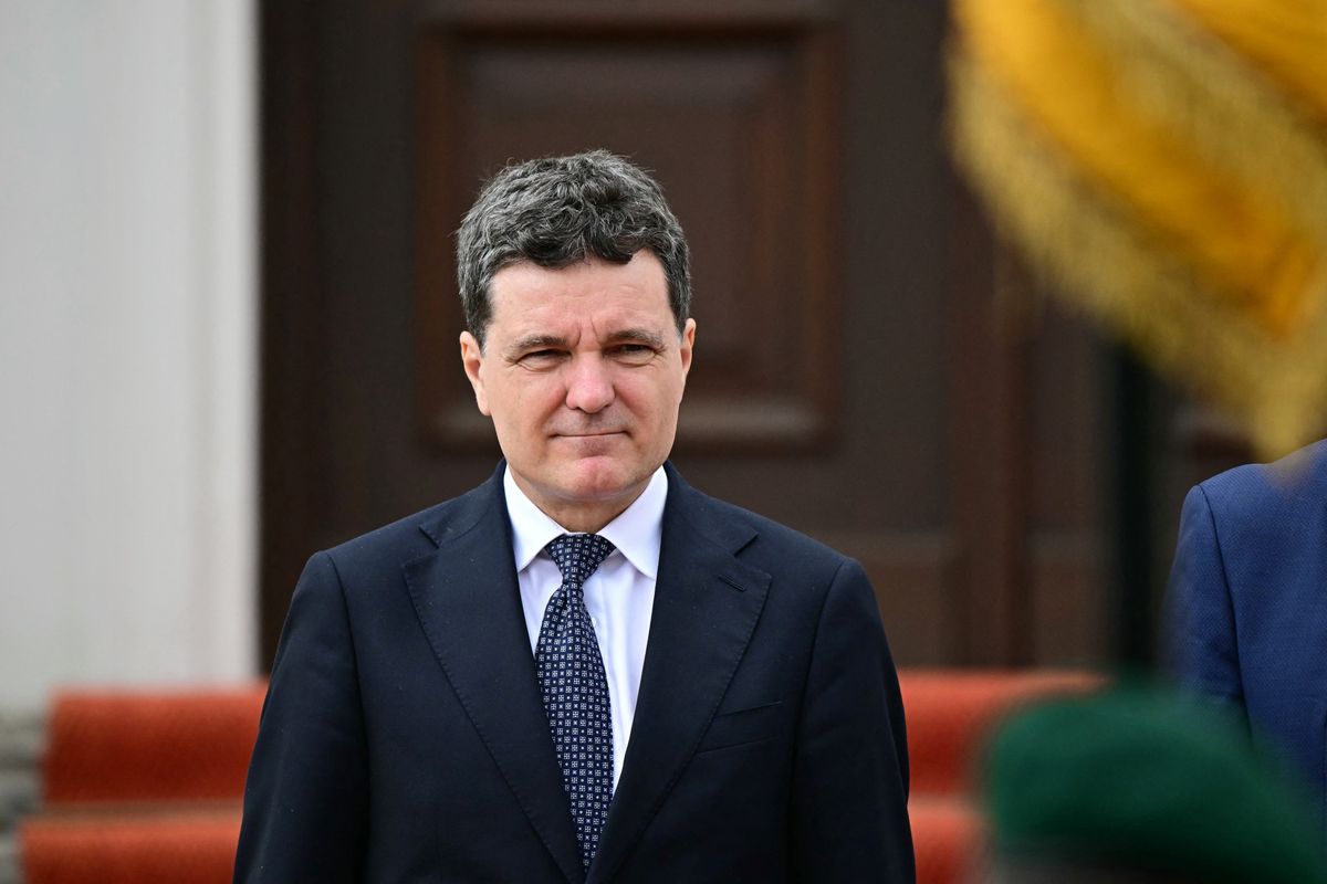 A Nicusor Dan román elnökkel közösen tartott sajtótájékoztatón Von der Leyen üdvözölte a megszorító intézkedéseket