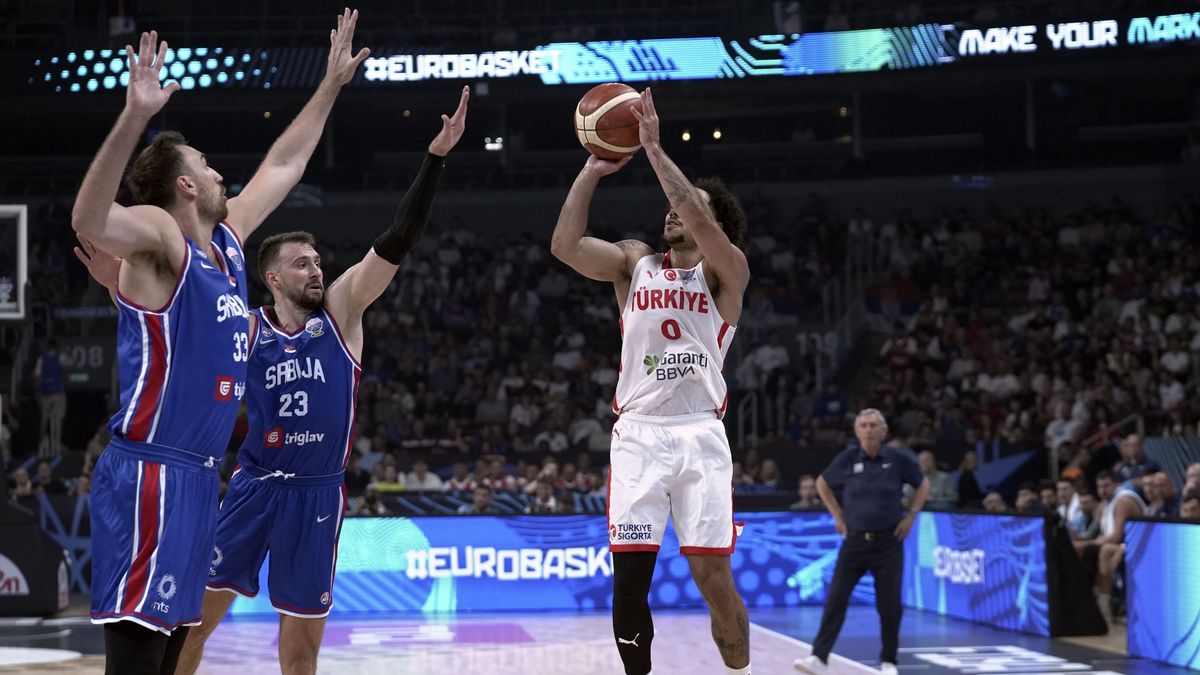 Shane Larkin (labdával) Törökország válogatottjának egyik legjobbja volt Szerbia ellen.