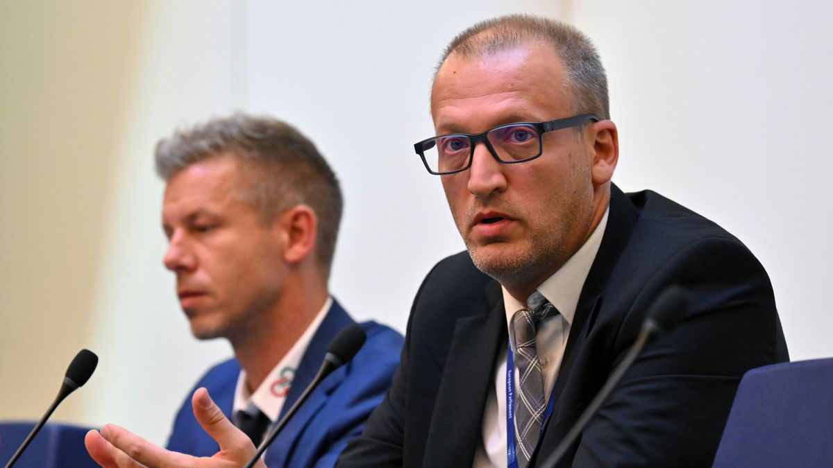 Strasbourg, 2024. július 16.
Magyar Péter, a Tisza Párt EP-képviselője (b) és Tarr Zoltán, a párt EP-delegációjának vezetője sajtótájékoztatót tart Strasbourgban a júniusi választások eredményeképpen létrejövő Európai Parlament (EP) alakuló ülésének napján, 2024. július 16-án.
MTI/Purger Tamás