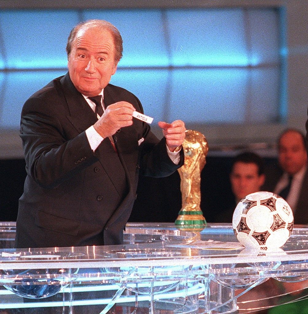 Photo prise le 12 décembre 1995 à Paris, du Suisse Joseph S. Blatter, secrétaire général de la FIFA, qui sera à nouveau aux commandes le 04 décembre à Marseille pour le tirage au sort de la prochaine coupe du monde. (Photo by VINCENT AMALVY / AFP)