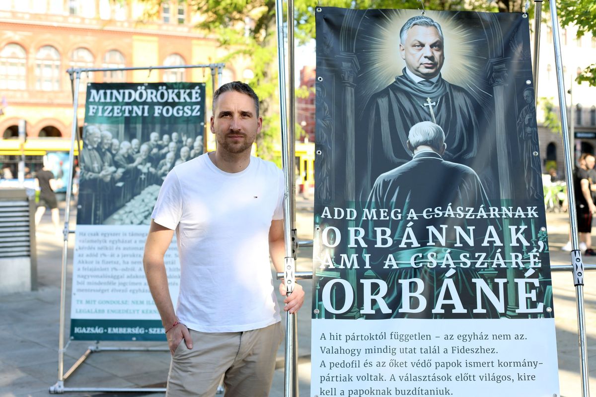 Barabás Richárd vallásgyalázó plakátkiállítása a Széll Kálmán téren (Forrás: Facebook)
