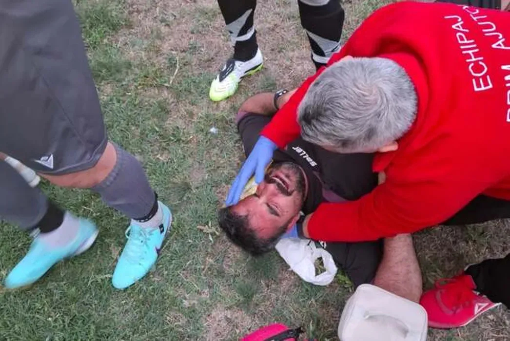 Brutálisan megverték a bírót Székesúton, emiatt áll a bál a román futballban