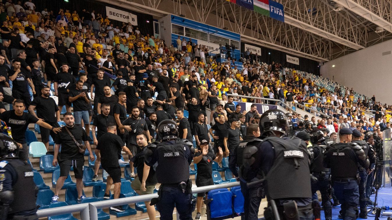 szurkolói balhé 
Craiova, 2025. szeptember 24.
Rendőrök fékezik meg a román szurkolókat a férfi futsal Európa-bajnoki pótselejtezőben játszott Románia - Magyarország mérkőzésen a Sala Polivalenta din Craiova sportcsarnokban 2025. szeptember 24-én.
MTI/Szi