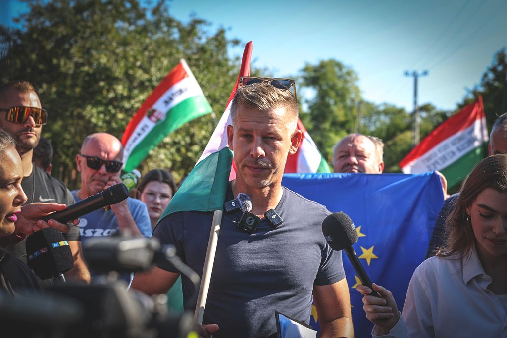 Magyar Péter és a rendőrsorfal Kötcse