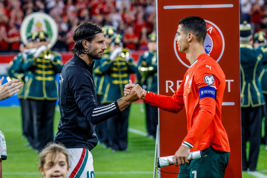 A magyar válogatott csapatkapitánya, Szoboszlai Dominik és a portugál nemzeti csapat vezére, Cristiano Ronaldo a selejtező előtt.