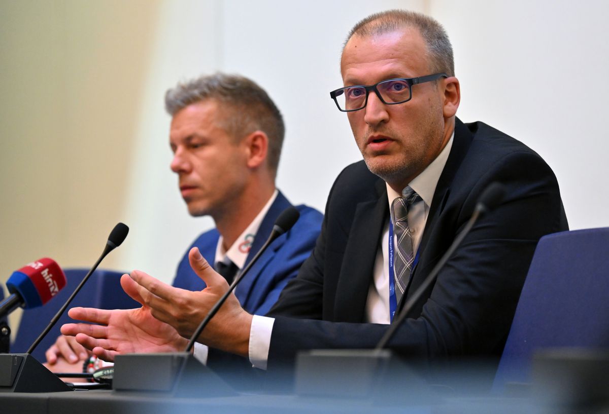 Strasbourg, 2024. július 16.
Magyar Péter, a Tisza Párt EP-képviselője (b) és Tarr Zoltán, a párt EP-delegációjának vezetője sajtótájékoztatót tart Strasbourgban a júniusi választások eredményeképpen létrejövő Európai Parlament (EP) alakuló ülésének napján, 2024. július 16-án.
MTI/Purger Tamás