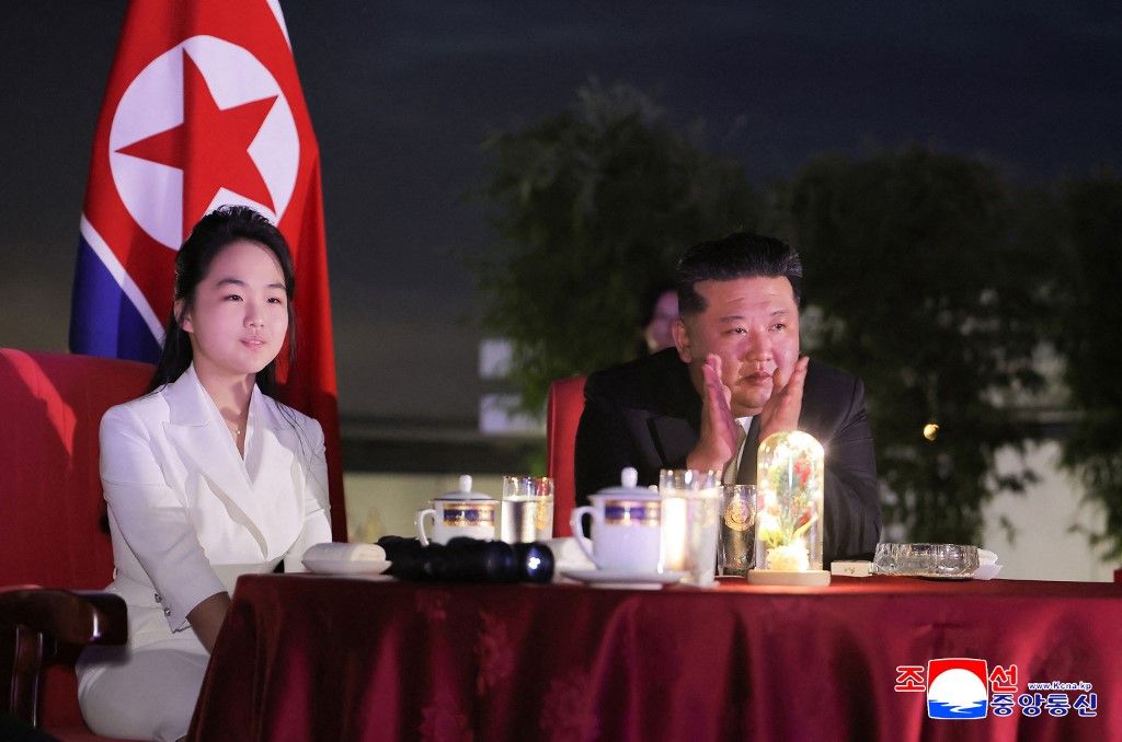Kim Dzsong Un és lánya Kim Dzsoe (Fotó: STR / KCNA VIA KNS)