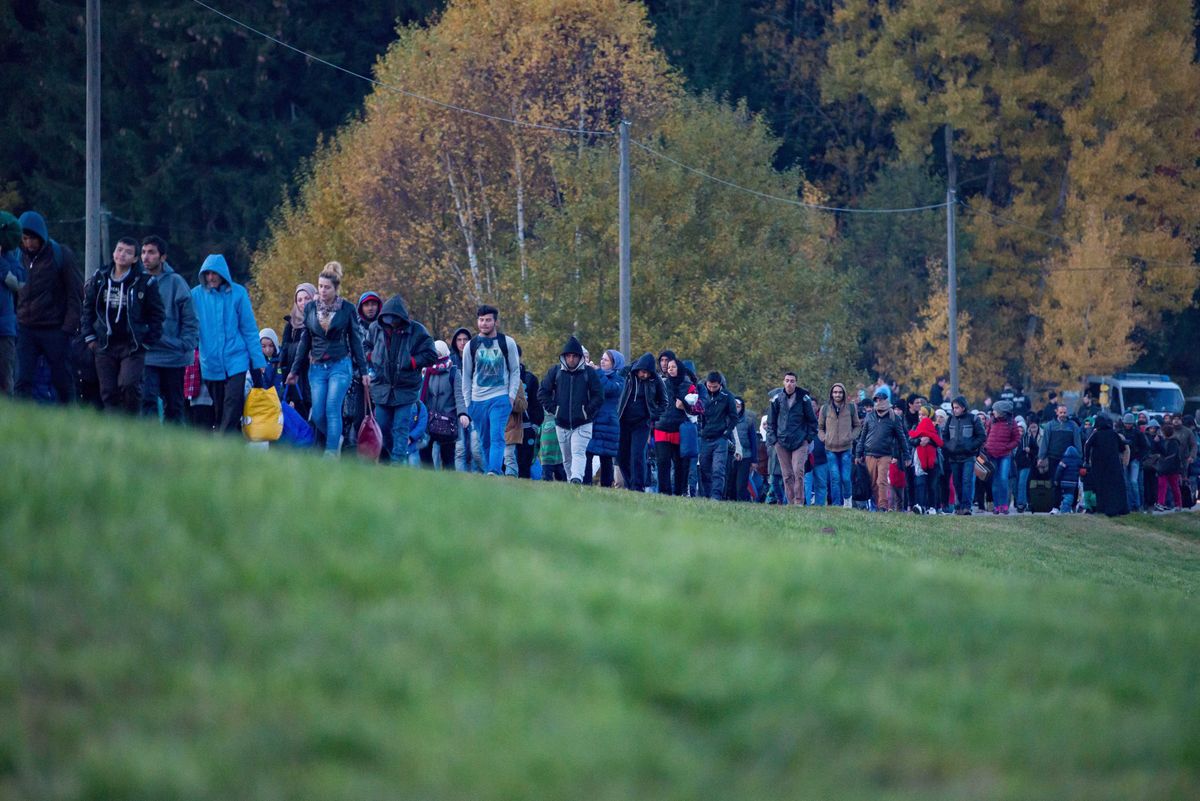 Wegscheid, 2015. október 28.
Ausztriából érkezett bevándorlók egy átmeneti szállásra mennek a németországi Wegscheid közelében 2015. október 28-án. (MTI/EPA/Armin Weigel)