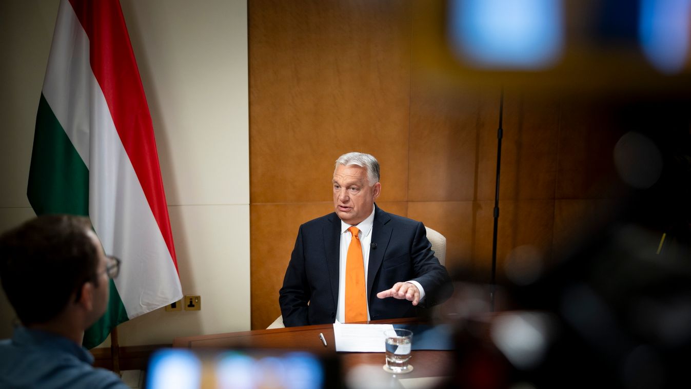 A Miniszterelnöki Kommunikációs Főosztály által közreadott képen Orbán Viktor miniszterelnök (j) interjút ad Törőcsik Zsolt műsorvezetőnek a Kossuth Rádió Jó reggelt, Magyarország! című műsorában a közmédia kihelyezett stúdiójában Abu-Dzabiban 2025. szept