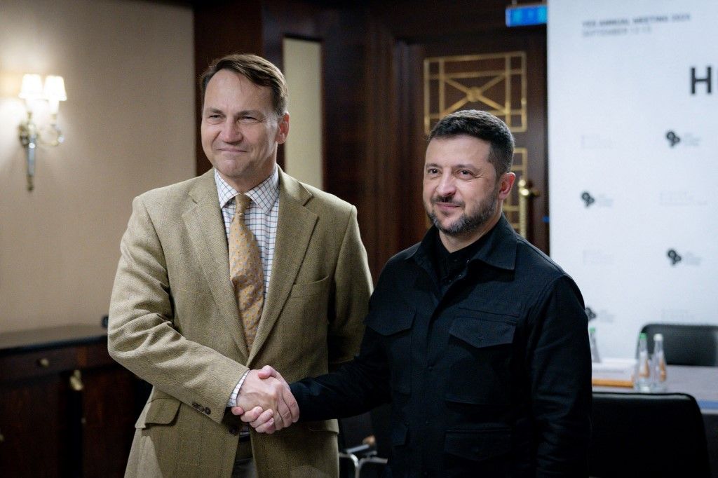 This handout photograph taken and released on September 12, 2025 by Ukrainian Presidential press-service shows the President Volodymyr Zelensky (R) welcoming Poland's Foreign Minister Radoslaw Sikorski prior to their talks in Kyiv, amid of Russian invasion of Ukraine. (Photo by Handout / UKRAINIAN PRESIDENTIAL PRESS SERVICE / AFP) / RESTRICTED TO EDITORIAL USE - MANDATORY CREDIT "AFP PHOTO /  UKAINIAN PRESIDENTIAL PRESS-SERVICE / HANDOUT /  " - NO MARKETING NO ADVERTISING CAMPAIGNS - DISTRIBUTED AS A SERVICE TO CLIENTS