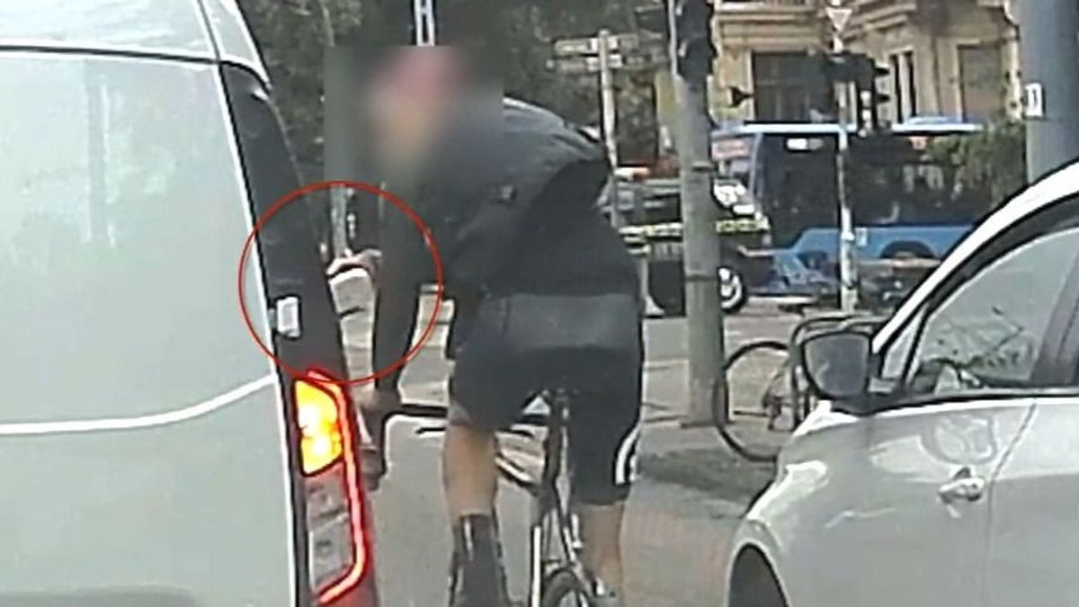 Bosszúból kulacsot rántott a biciklis, majdnem gázolás lett belőle + videó