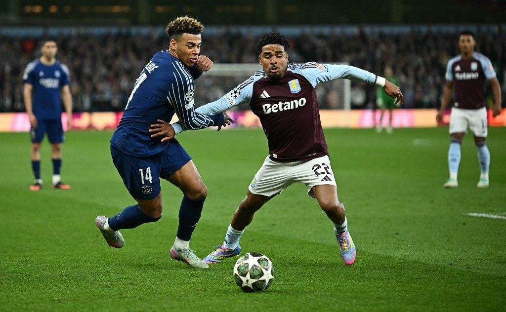Paris Saint-Germain's French midfielder #14 Desire Doue (L) vies with Aston Villa's Dutch defender #22 Ian Maatsen during the UEFA Champions League quarter-final second-leg football match between Aston Villa and Paris Saint-Germain at Villa Park in Birmingham, central England on April 15, 2025. (Photo by Paul ELLIS / AFP)