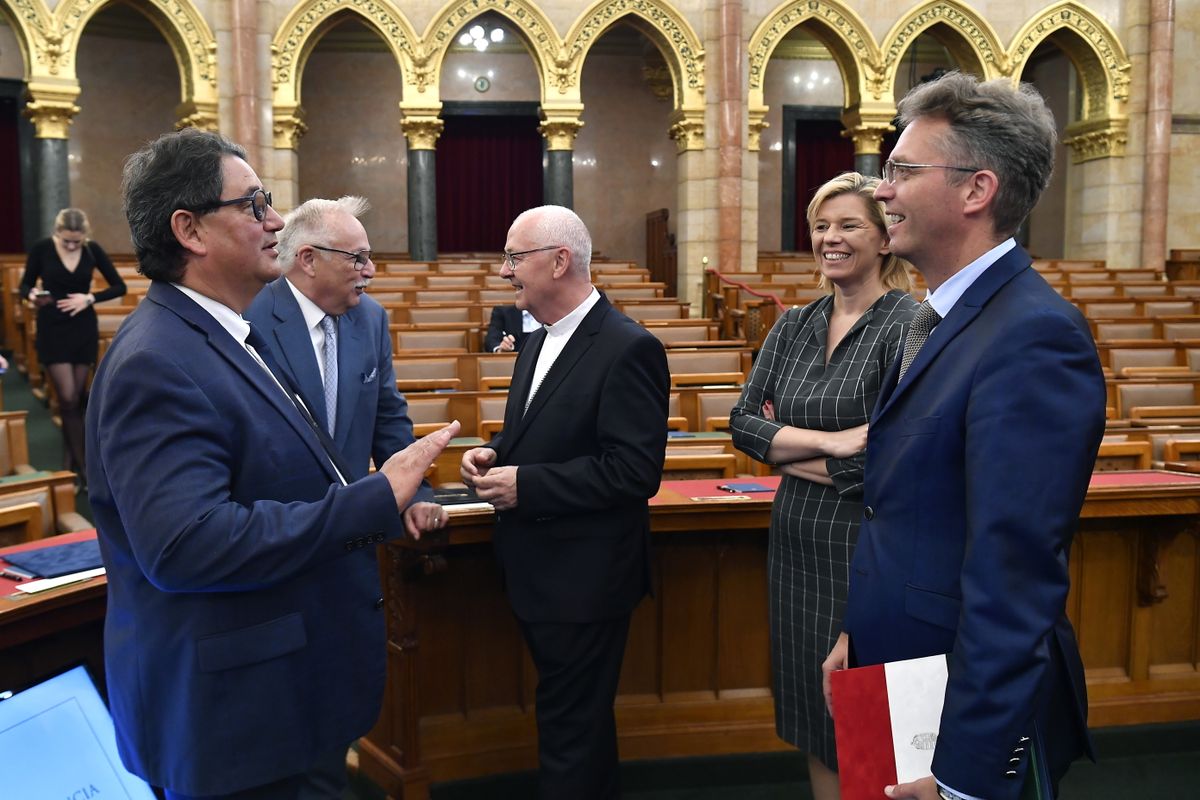 Budapest, 2025. szeptember 29.
Merkely Béla, a Semmelweis Egyetem rektora, a Magyar Rektori Konferencia elnöke, Hernádi Zsolt, a Mol-csoport elnök-vezérigazgatója, Ternyák Csaba egri érsek, Varga-Bajusz Veronika, a Kulturális és Innovációs Minisztérium felsőoktatásért, szak- és felnőttképzésért, fiatalokért felelős államtitkára és Hankó Balázs kultúráért és innovációért felelős miniszter (b-j) az Országházban tartott Felsőoktatási évadnyitó konferencián 2025. szeptember 29-én.
MTI/Soós Lajos