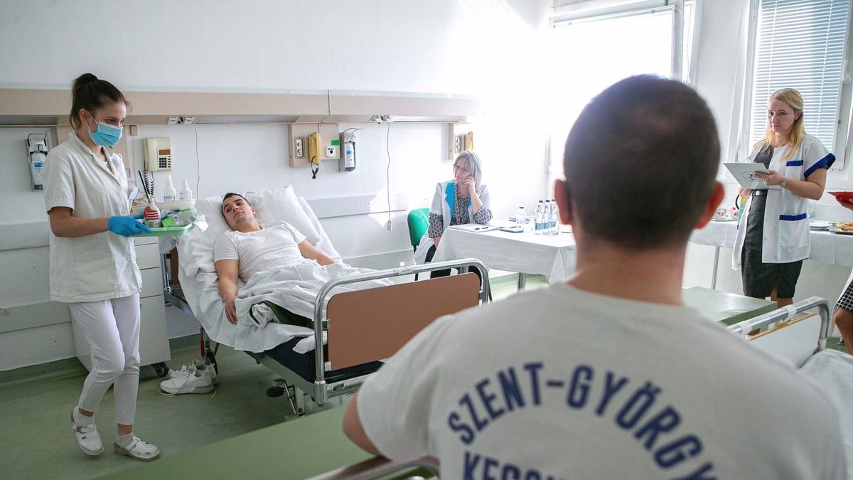 szakképzés, 20230131 KecskemétKecskeméten a Bács-Kiskun Megyei Oktatókórház adott helyet a Kossuth Zsuzsanna Nemzeti Egészségügyi Szakképzési Verseny alapápolás-gondozás kategória megyei döntőjének.Fotó: Bús Csaba BCS Petőfi NépeKépen: Zajlik a verseny a megyei döntőben