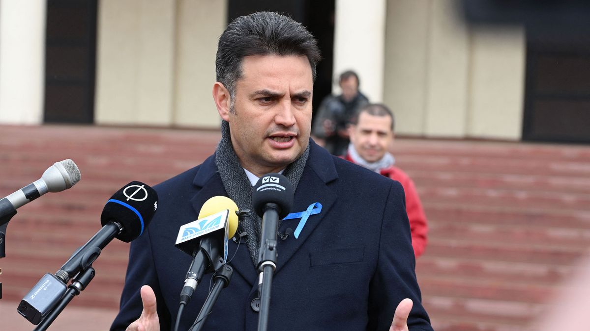 Hungarian opposition leader and candidate for Prime Minister Peter Marki-Zay talks with journalists in front of a polling station located in a local school in Hodmezovasarhely, Hungary, about 200 km southeast from Budapest on April 3, 2022 during general elections. Long-time nationalist Hungarian Prime Minister Viktor Orban faces a united opposition for the first time as he goes head-to-head in general elections against conservative politician Peter Marki-Zay. (Photo by ATTILA KISBENEDEK / AFP)