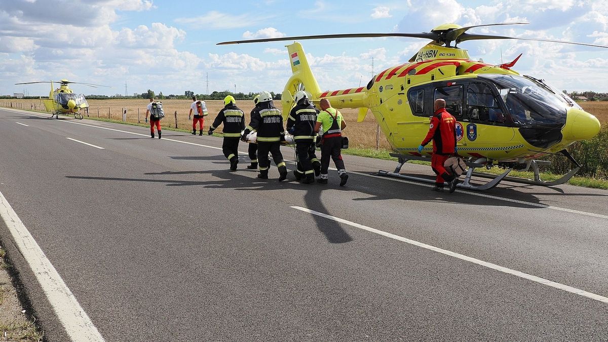 Baleset az M7-esen: két autó ütközött, mentőhelikopter érkezett a helyszínre
