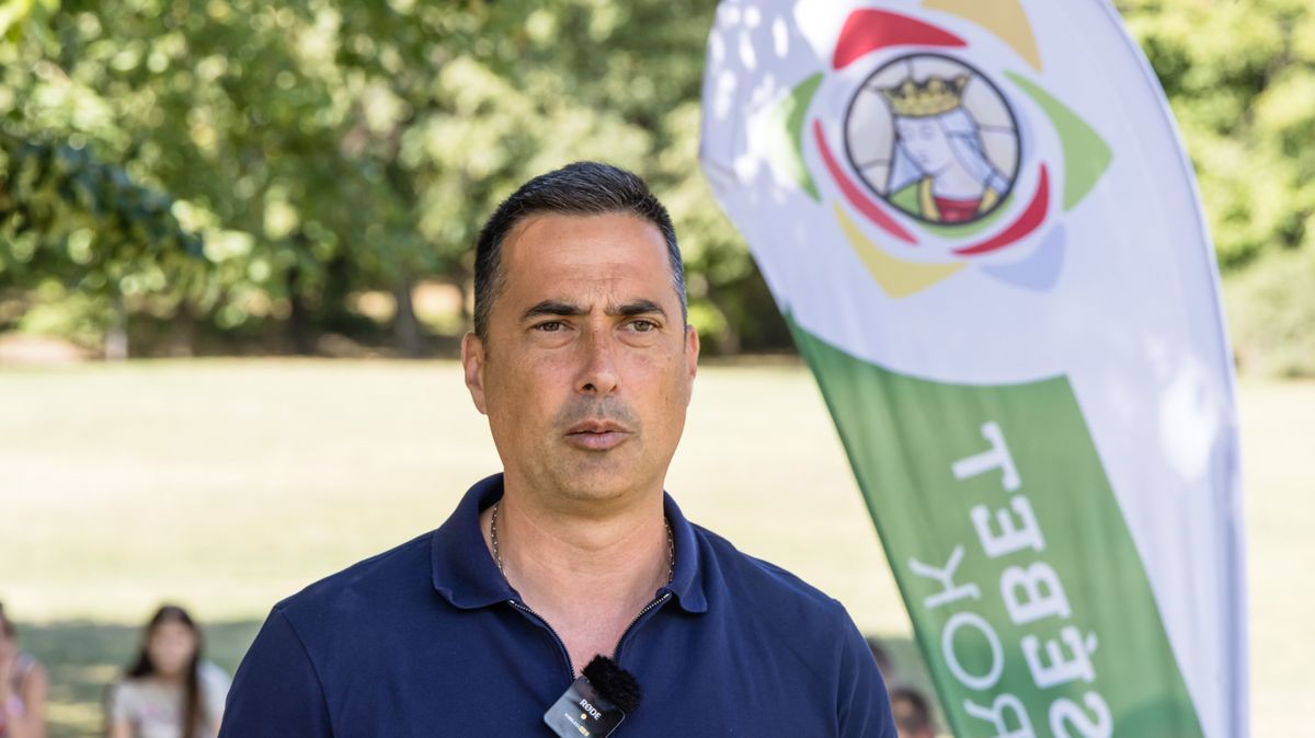 Zánka, 2025. augusztus 18.
Ovádi Péter, az állatvédelmi cselekvési terv kidolgozásáért és végrehajtásáért felelős kormánybiztos beszédet mond a gyerekeknek szervezett állatasszisztált foglalkozás után a zánkai Erzsébet-táborban 2025. augusztus 18-án.
MTI/Katona Tibor