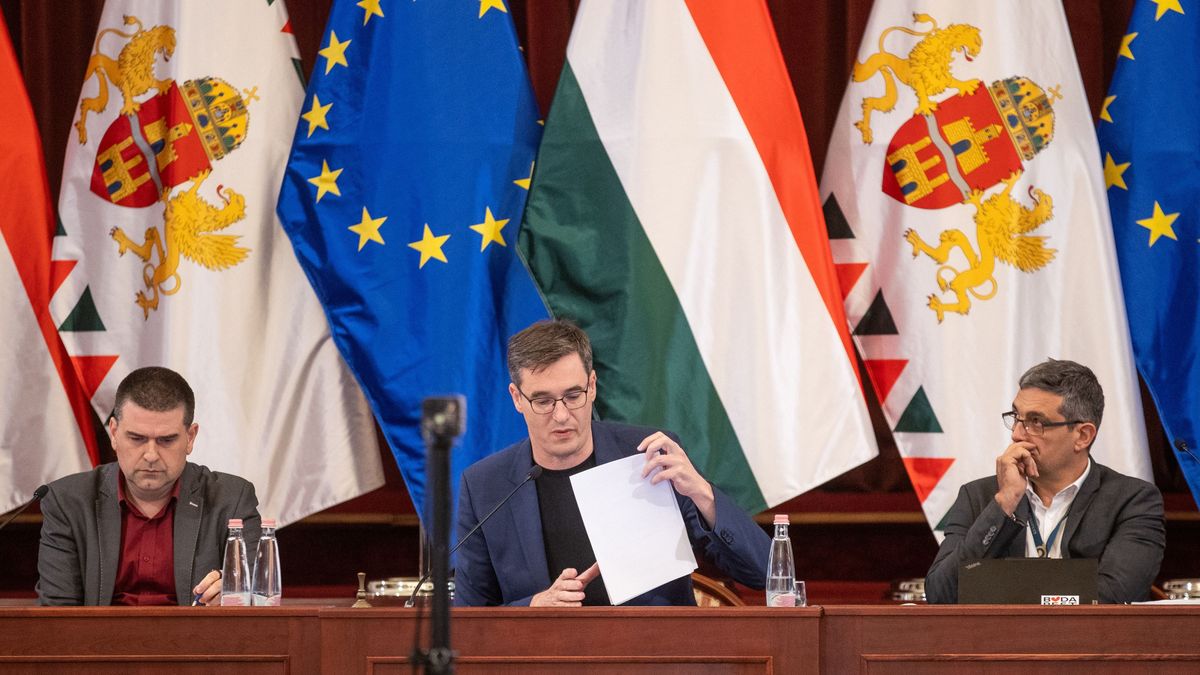 20250630 Budapest
Fővárosi Közgyűlés
fotó: Polyák Attila (PA)
MW
képen: Kiss Ambrus, a Főpolgármesteri Hivatal főigazgatója, Karácsony Gergely főpolgármester, Számadó Tamás főjegyző