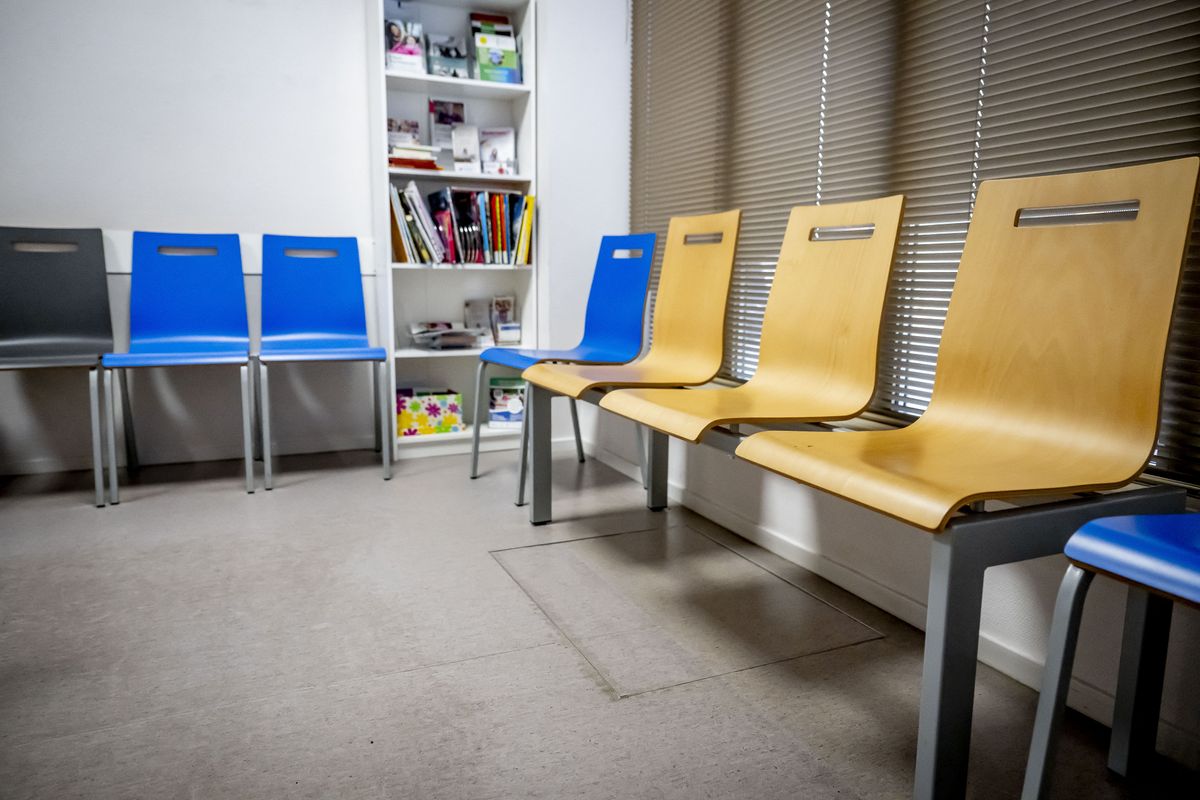 ROTTERDAM - A waiting room in a general practice in Rotterdam. ANP / HOLLANDSE HOOGTE / ROBIN UTRECHT netherlands out - belgium out (Photo by ROBIN UTRECHT / ANP MAG / ANP via AFP)