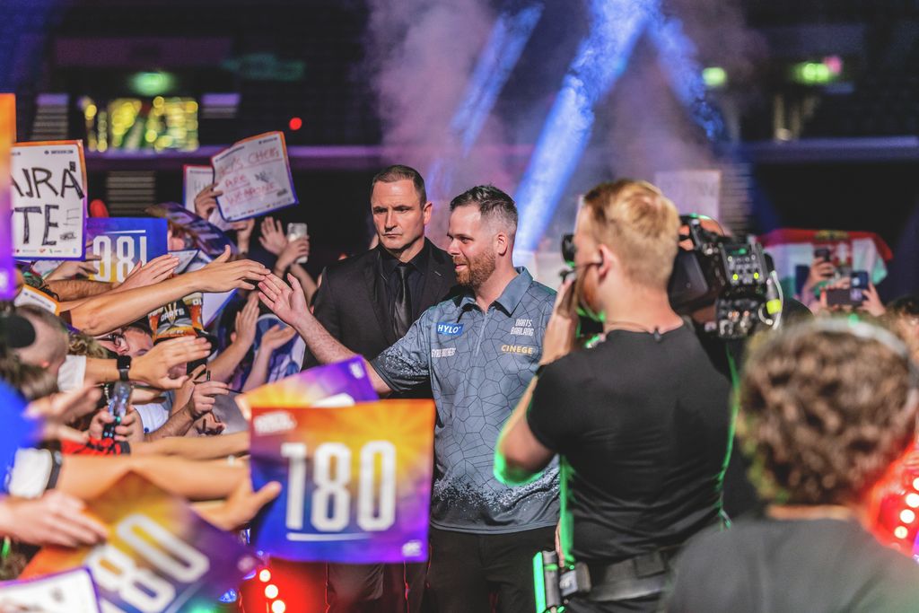 Elkezdődött a háromnapos darts-őrület az MVM Dome-ban