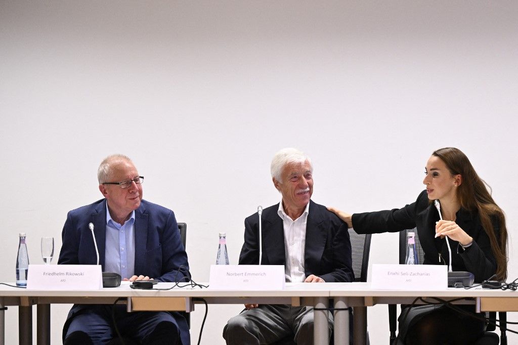Norbert Emmerich, a jobboldali Alternatíva Németországért (AfD) párt gelsenkircheni polgármesterjelöltje (középen) egy sajtótájékoztatón a városházán Enxhi Seli-Zacharias (jobbra) és Friedhelm Rikowski (AfD) (balra) észak-rajna-vesztfáliai parlamenti képviselő mellett (Fotó: AFP/Ina Fassbender)