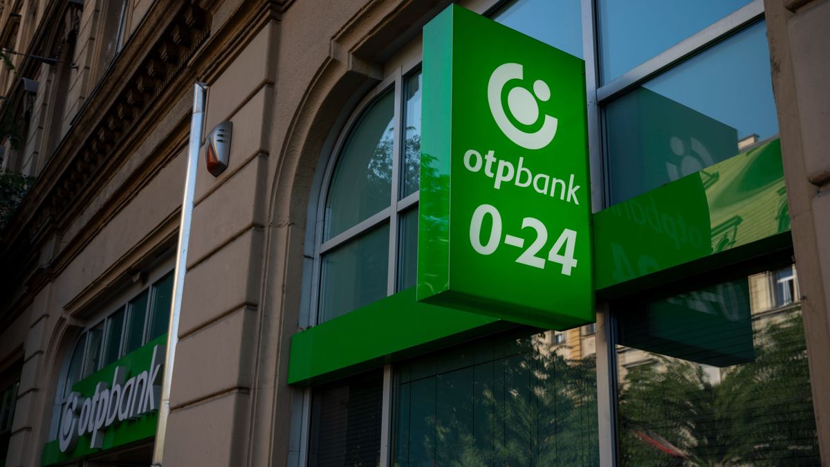 Budapest, 2025. szeptember 1.
Az OTP Bank fiókja a Ferenc körúton az Otthon Start Program indulása napján, 2025. szeptember 1-jén. Az új lakhatási konstrukció központi eleme a fix, 3 százalékos kamatozású lakáshitel. A program célja, hogy az első lakásukat megszerző fiatalok számára a piacinál jóval kedvezőbb feltételekkel váljon elérhetővé a saját otthon megszerzése.
MTI/Balogh Zoltán